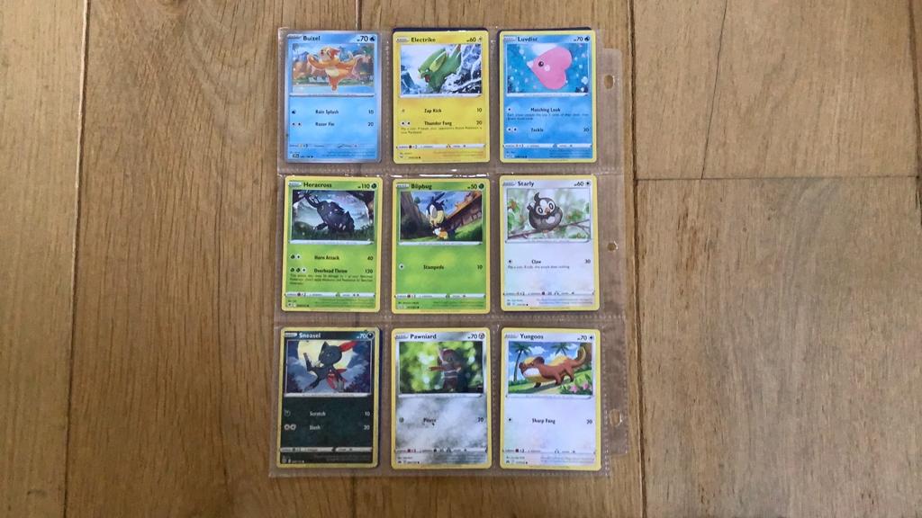 18 pokémon kaarten met bladzijde, Ophalen of Verzenden, Zo goed als nieuw, Meerdere kaarten