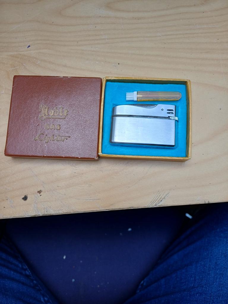 Vintage Noble Gas Aansteker in originele doos, Verzamelen, Rookartikelen, Aanstekers en Luciferdoosjes, Ophalen of Verzenden, Gebruikt