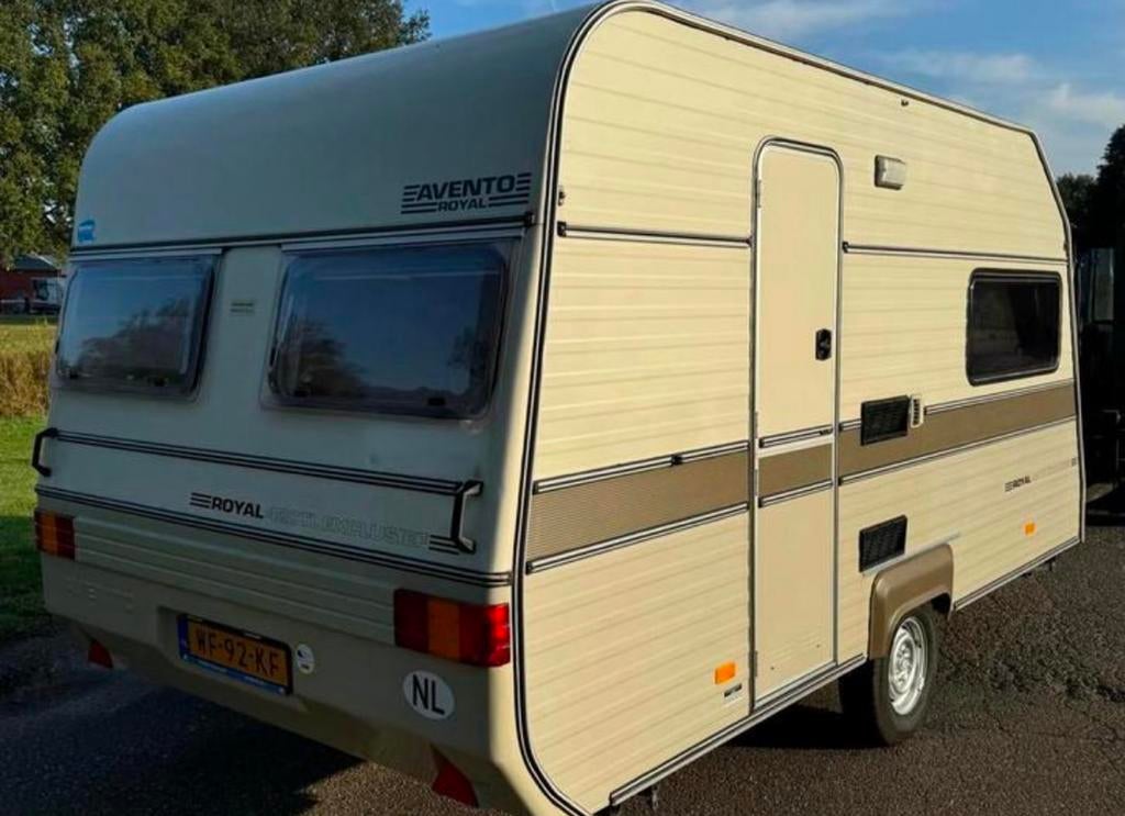 Avento Royal caravan met voortent en luifel, Rondzit, 750 - 1000 kg, Particulier, 4 tot 5 meter