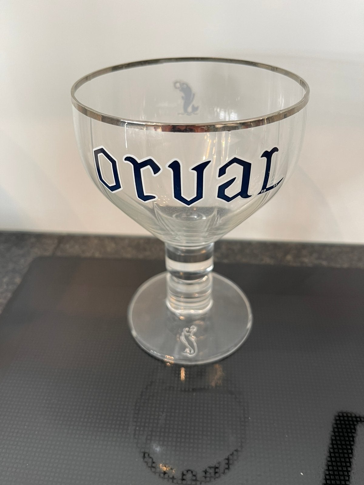 uniek Orval Glas  zilveren rand,  bekende forel in de voet, Ophalen of Verzenden, Zo goed als nieuw, Glas of Glazen, Overige merken