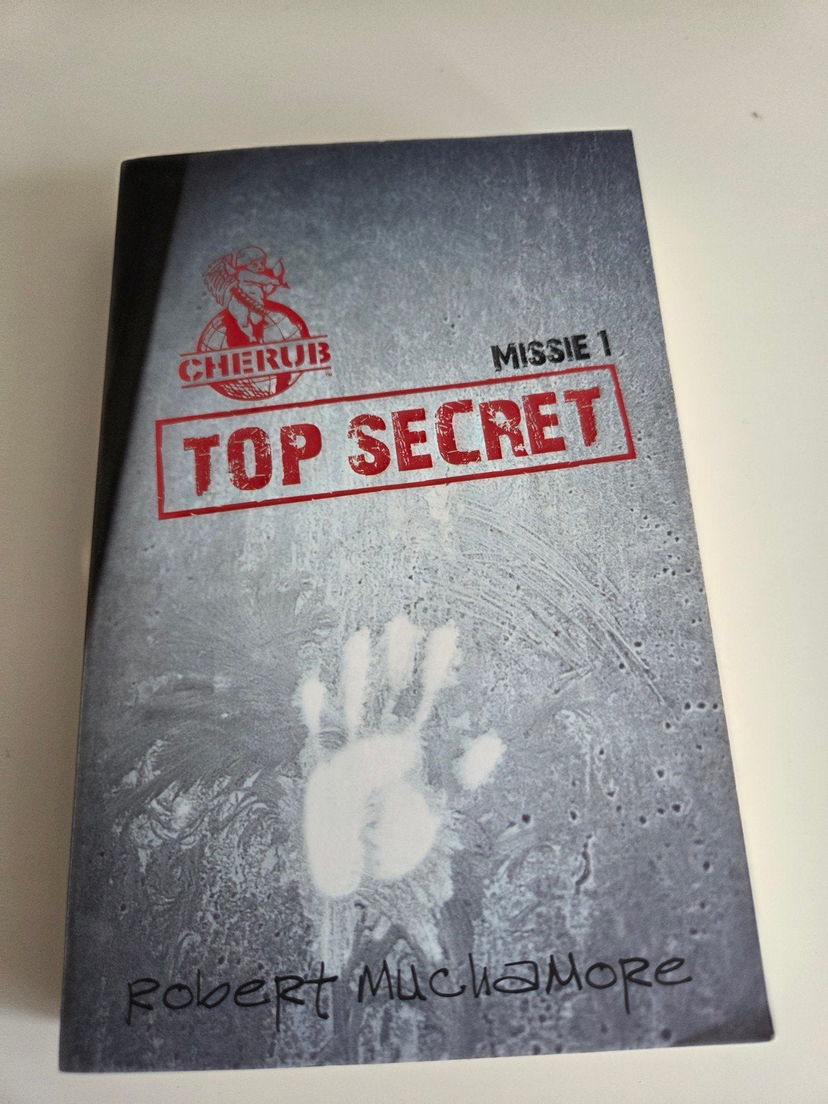 CHERUB Missie 1: Top Secret - Robert Muchamore, Ophalen of Verzenden, Zo goed als nieuw, Robert Muchamore