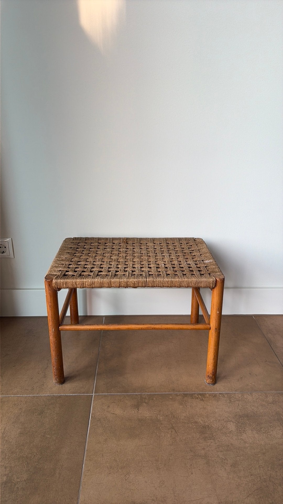 Vintage bankje krukje met zitting van touw, Minder dan 50 cm, Gebruikt, Vintage, Ophalen of Verzenden