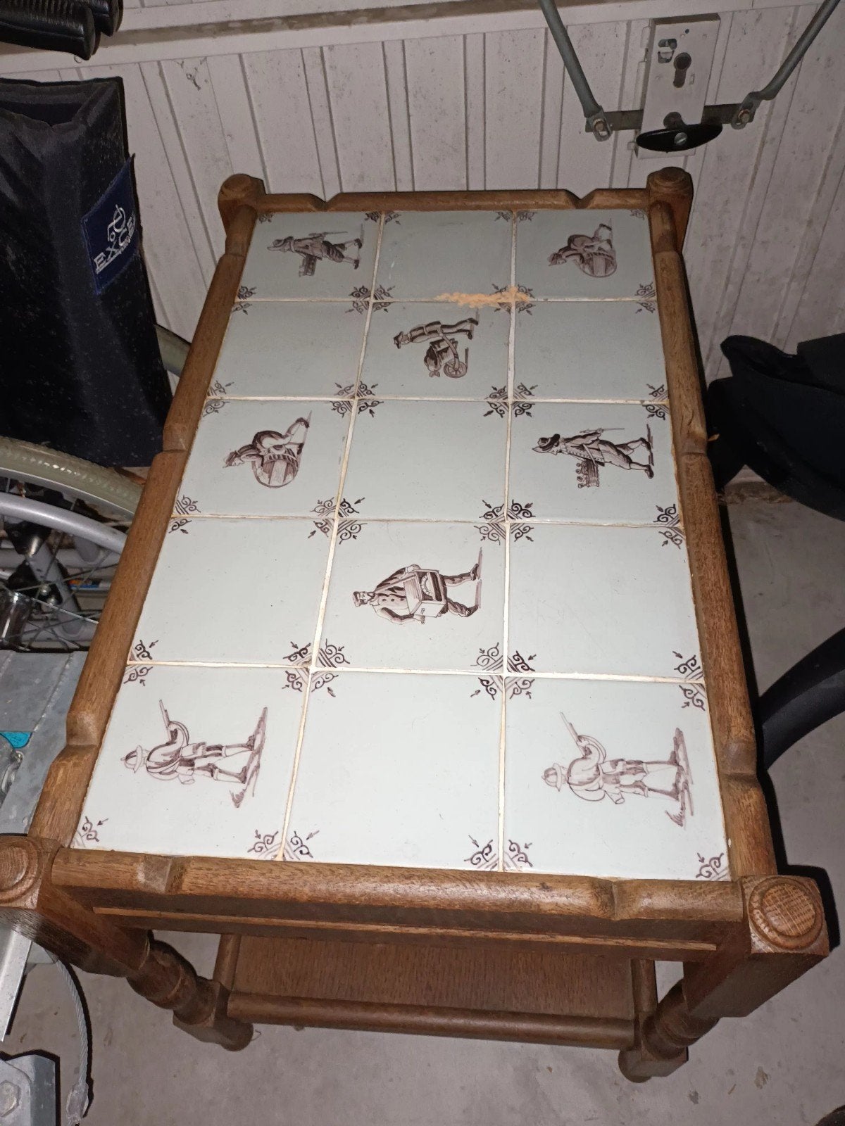 Vintage bijzettafel met tegels - van oma, Antiek en Kunst, Ophalen of Verzenden