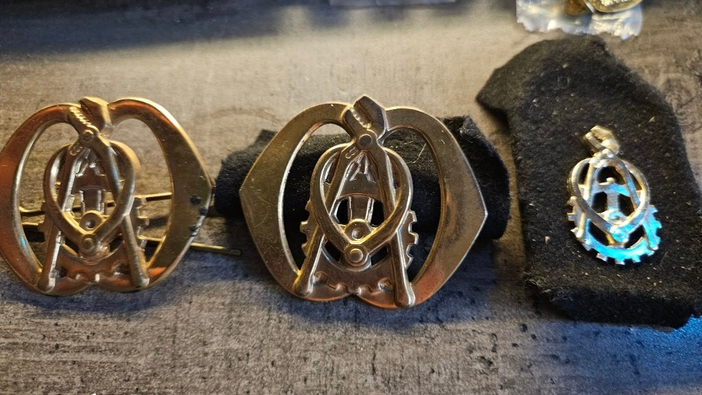 baret embleem technische dienst, Ophalen of Verzenden, Landmacht, Nederland, Embleem of Badge
