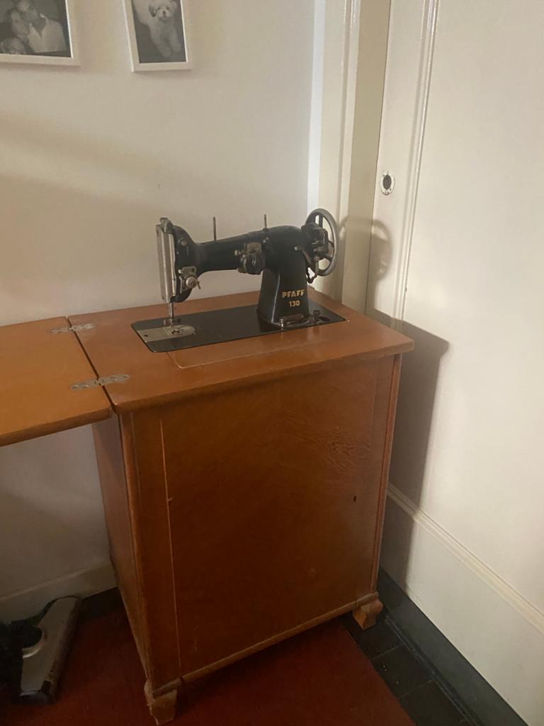 Antieke Singer naaimachine met kast, Ophalen