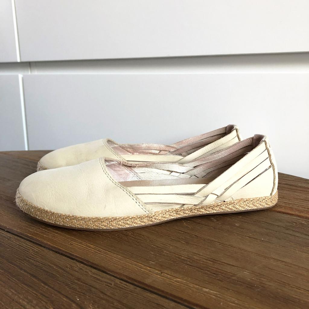 UGG uggs Espadrilles Instappers - maat 37 Zo goed als nieuw, Ophalen of Verzenden, Zo goed als nieuw, Beige, Espadrilles of Moccasins