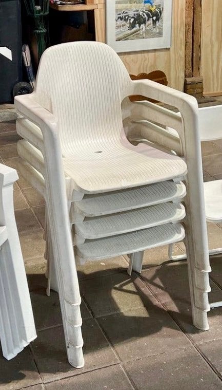 Gratis: vier kunststof tuinstoelen, Ophalen, Gebruikt, Kunststof, Stapelbaar
