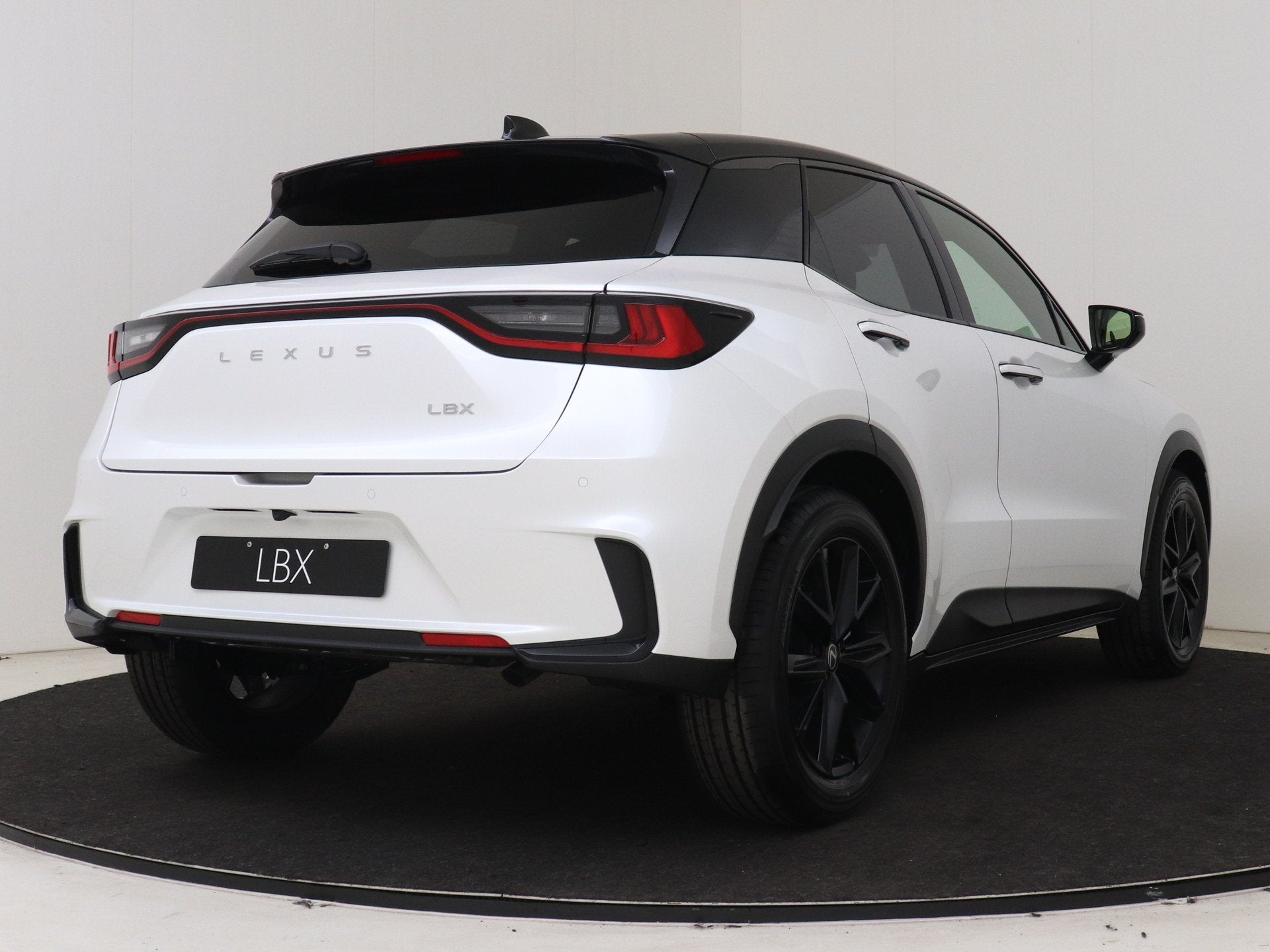 Lexus LBX 35th Edition Gelimiteerd leverbaar! (bj 2026), Auto's, Automaat, 136 pk, Zwart, Wit