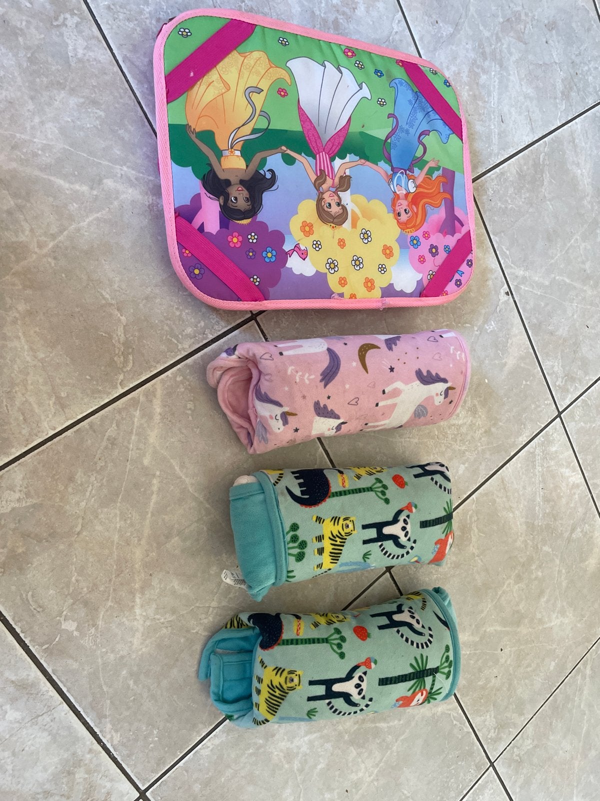 Reisset: HEMA gordelkussens (unicorn, jungle) + tekenbord, Ophalen, Gebruikt
