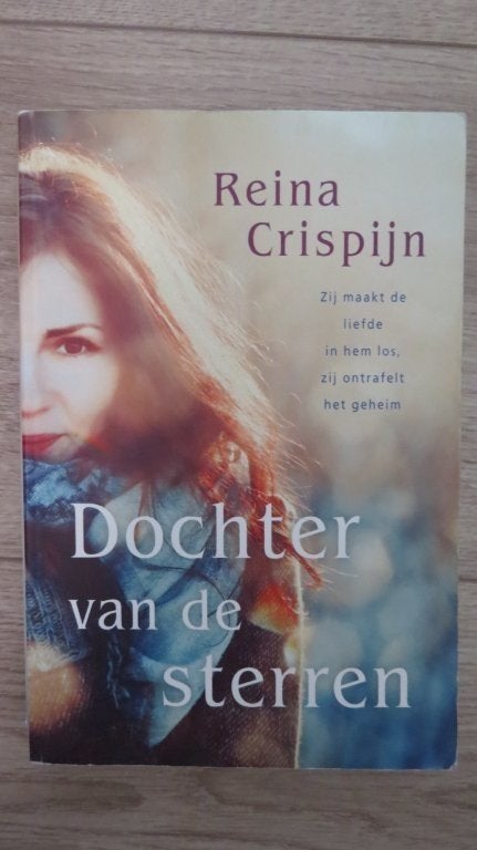 Roman: Dochter van de sterren, Reina Crispijn, Ophalen of Verzenden, Zo goed als nieuw