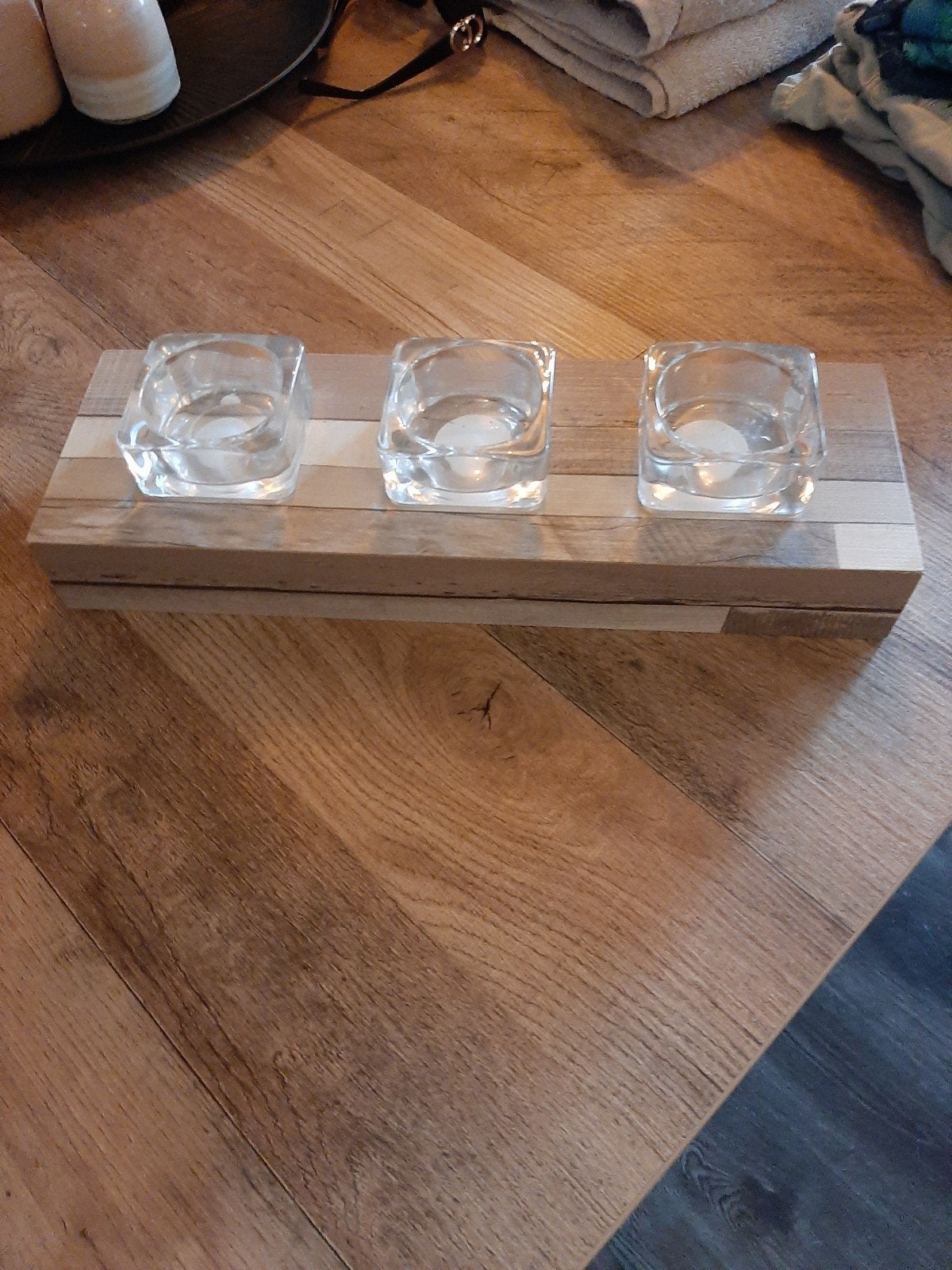 Mooie waxinelichthouder met 3 glazen houders op houten plank, Huis en Inrichting, Woonaccessoires | Kandelaars en Kaarsen, Gebruikt