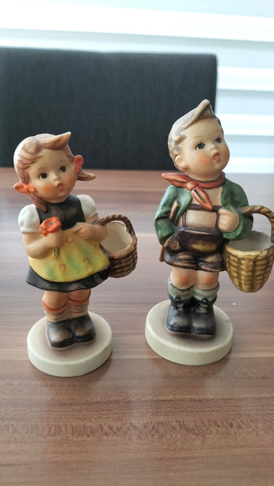 Hummel beeldjes: Jongen en meisje met mandje, Verzamelen, Ophalen, Zo goed als nieuw, Hummel