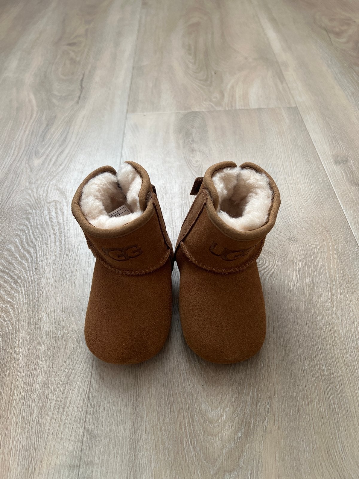 Nieuwe UGG baby slofjes maat 20.5 - ongedragen, Ophalen of Verzenden, Zo goed als nieuw, Jongetje of Meisje, Slofjes