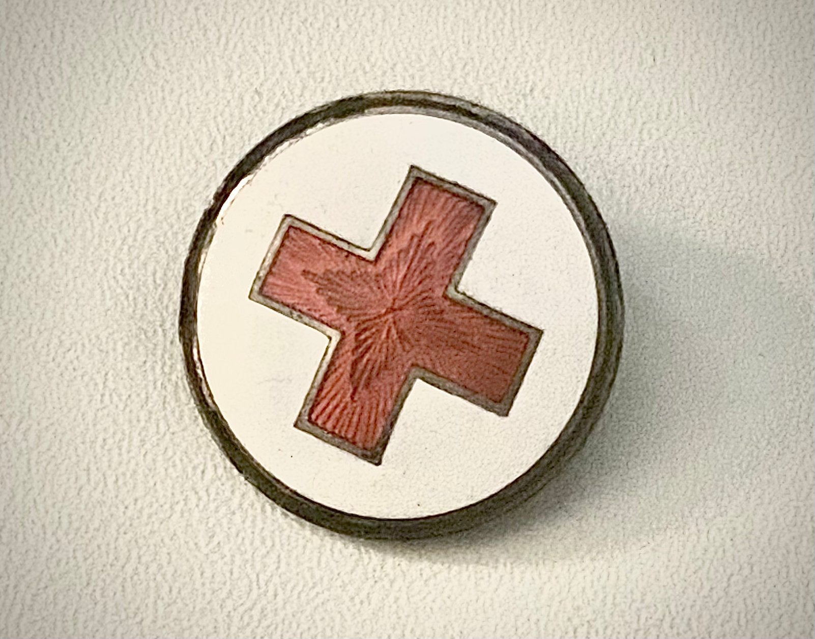 Rode Kruis verpleegsters button / speld emaille, Verzenden, Gebruikt, Overige onderwerpen, Button