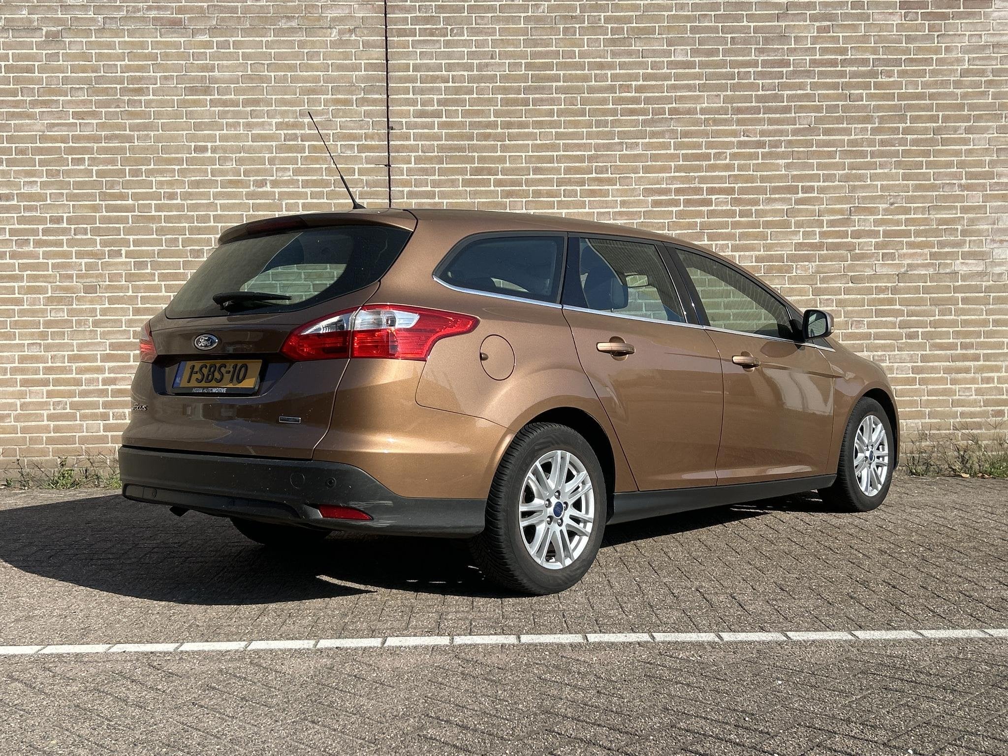 Foto 2 van Ford Focus Wagon 1.0 EcoBoost Titanium | Climate | Cruise |