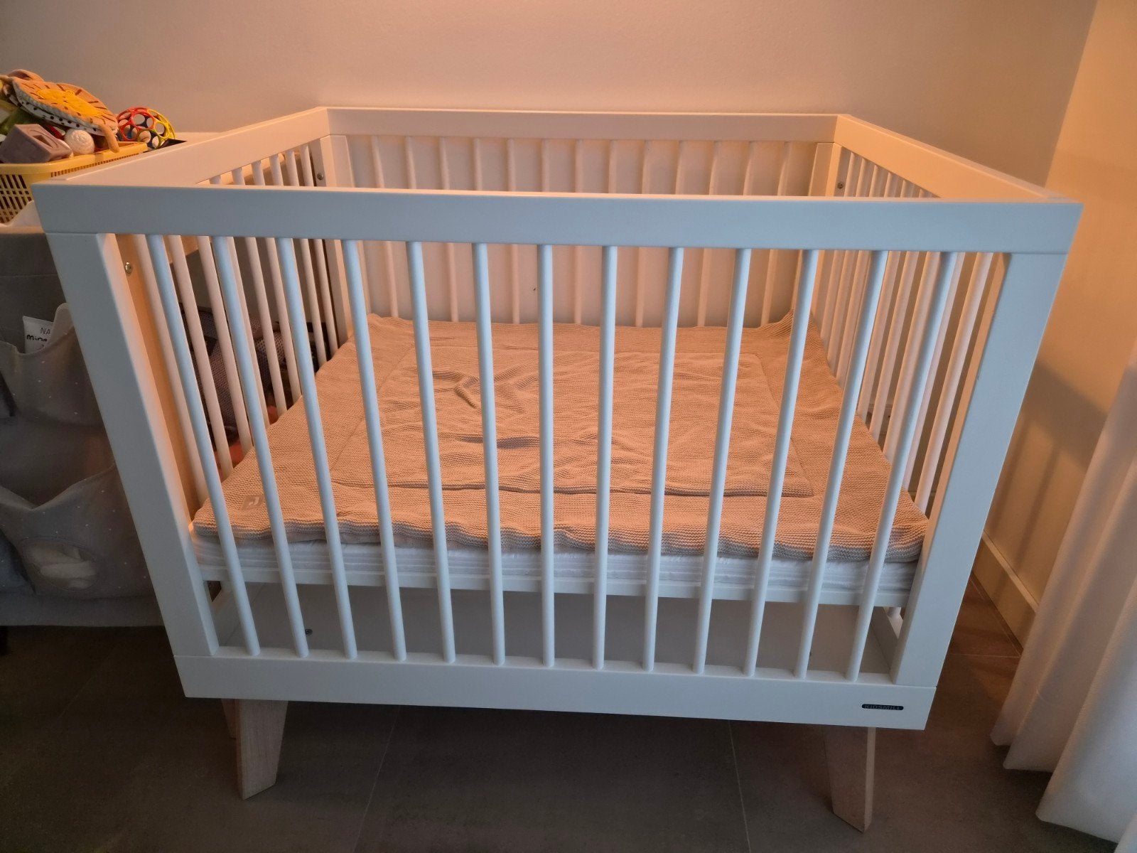 Kidsmill Sixties box wit mat, eiken poten -matras en kleed, Kinderen en Baby's, Kinderkamer | Bedden, Ophalen