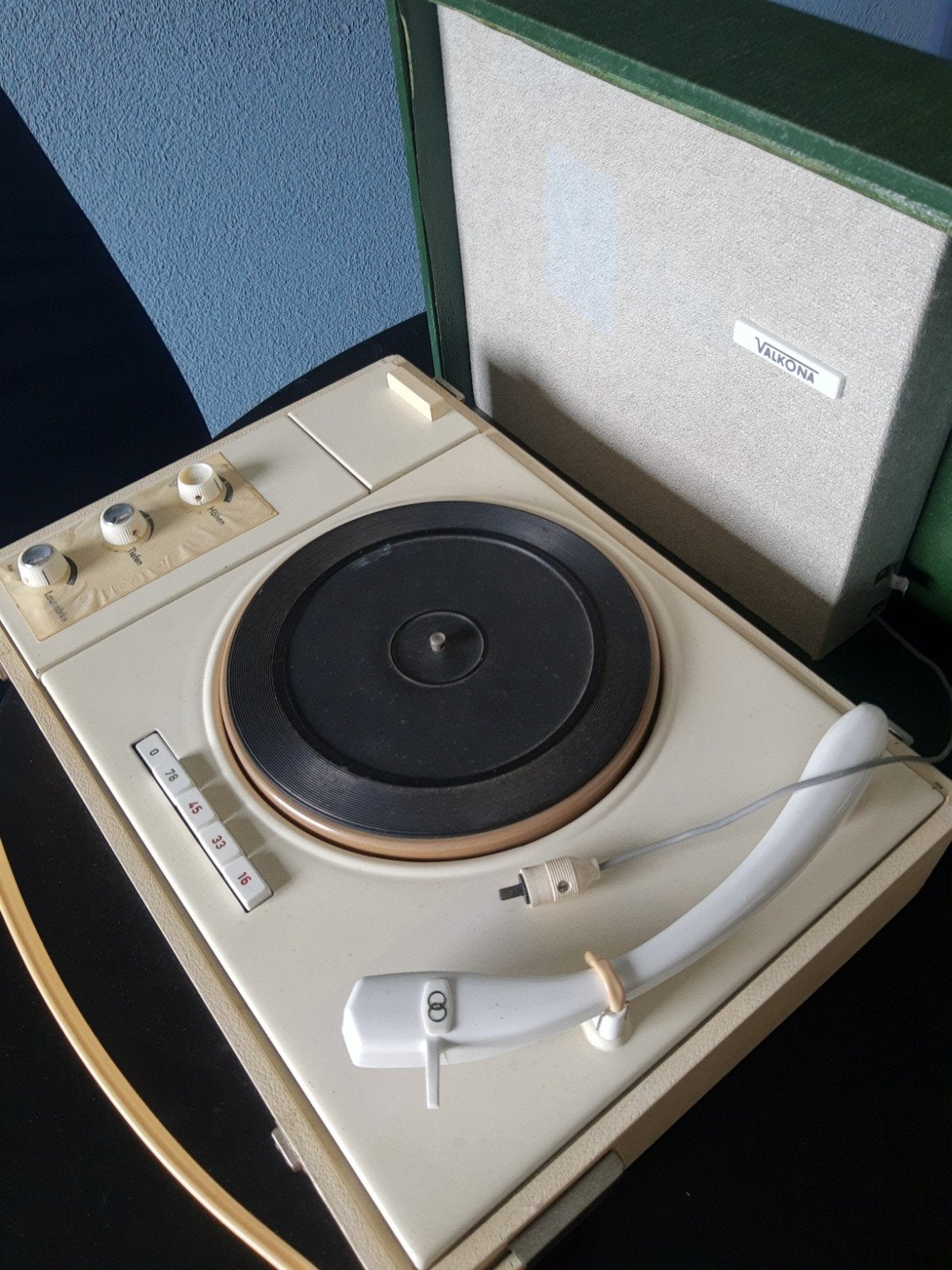 Foto 2 van Vintage Valkona Platenspeler - Draagbaar en Compleet