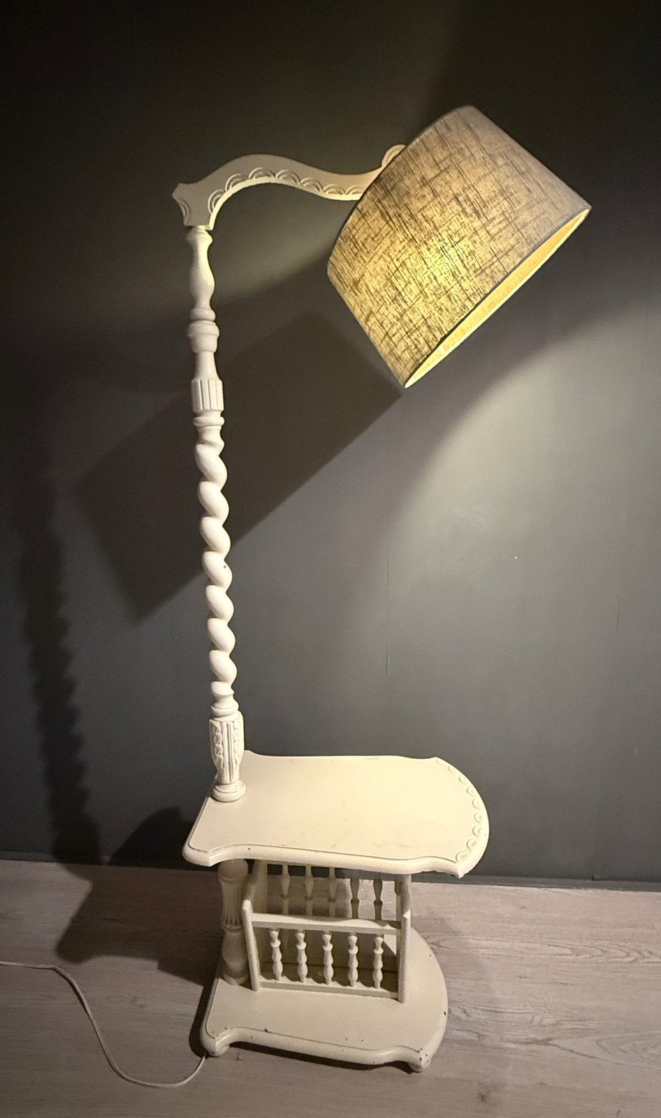 Vintage vloerlamp met krantenbak, bijzettafel., Ophalen, Gebruikt, 100 tot 150 cm, Grootmoeders