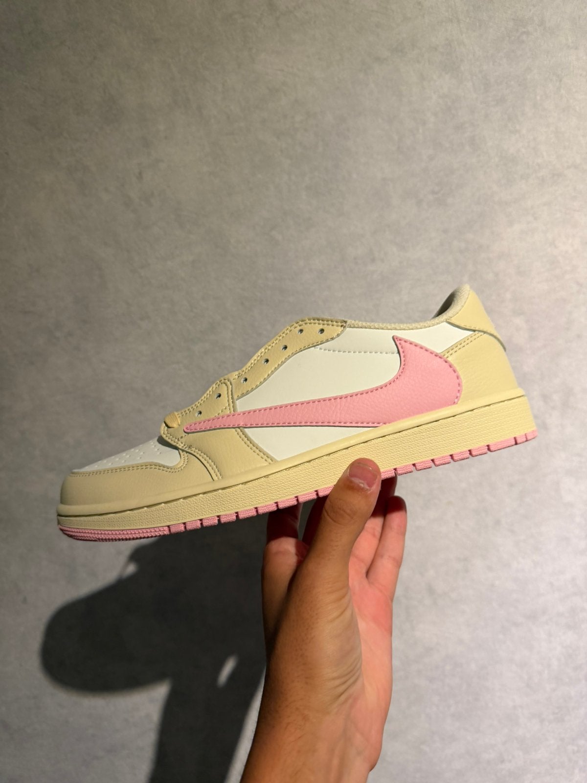 Jordan 1 Retro Low OG SP Travis Scott Shy Pink, Ophalen of Verzenden, Zo goed als nieuw, Overige kleuren