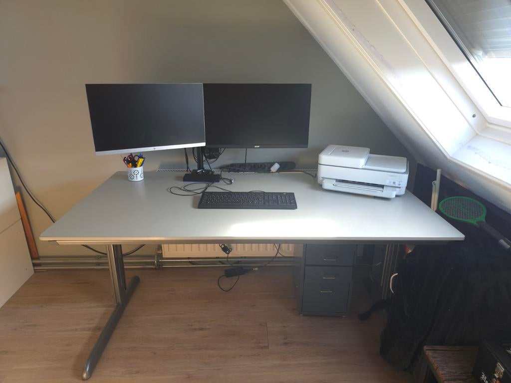 Ahrend bureau grijs t.e.a.b, Huis en Inrichting, Bureaus, Ophalen, In hoogte verstelbaar