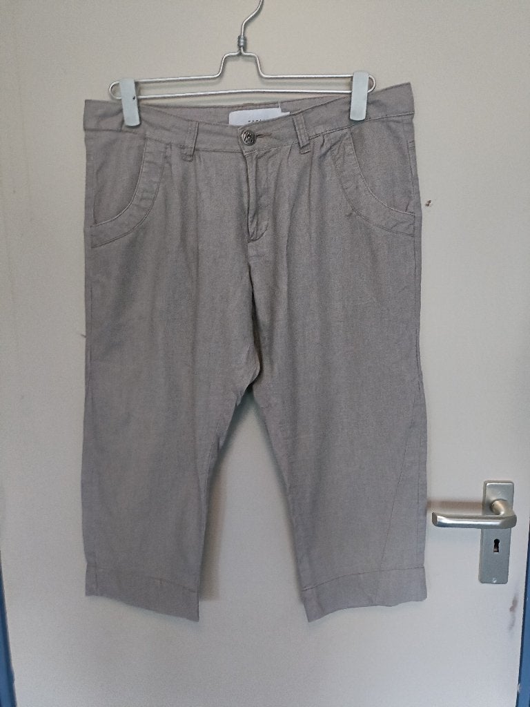 Een beige katoenen driekwart broek., Beige, Maat 42/44 (L), Ophalen of Verzenden, Zo goed als nieuw