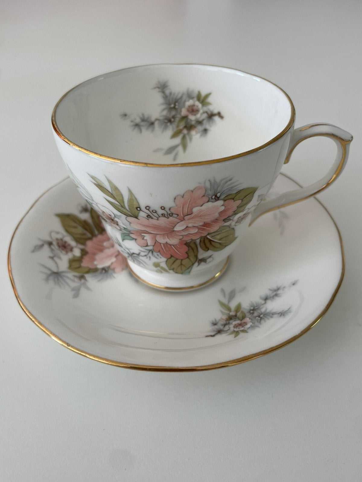 Vintage kop en schotel bloemmotief., Ophalen, Zo goed als nieuw, Porselein, Kop en/of schotel