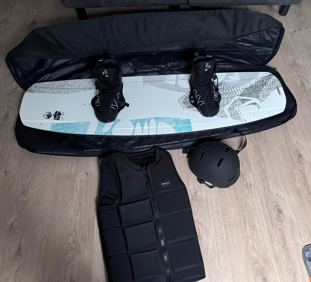Wakeboard set liquid force flx 143 2025 + Tao x6 + Mystic, Watersport en Boten, Ophalen, Zo goed als nieuw