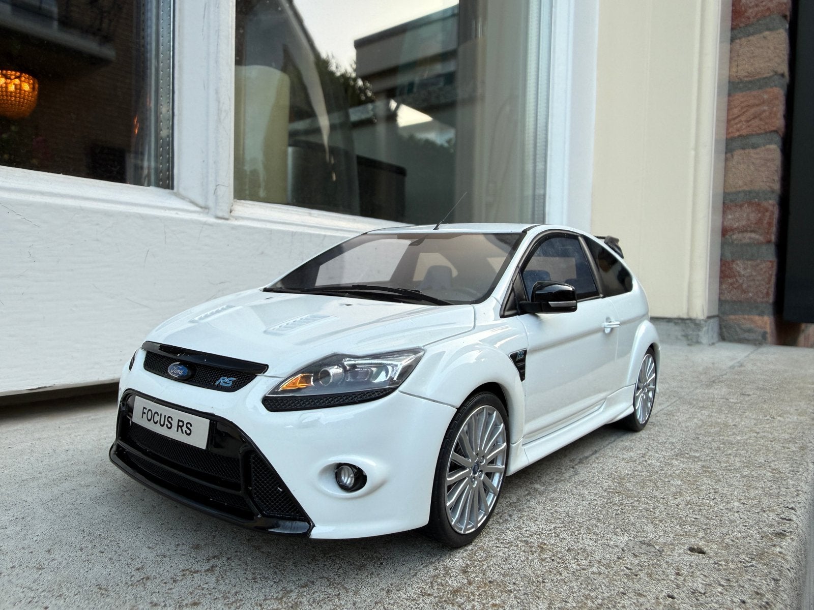 1:18 Ford Focus RS Mk2 wit Otto Models OT977 *mist spiegel*, Hobby en Vrije tijd, Modelauto's | 1:18, OttOMobile, Auto, Ophalen of Verzenden
