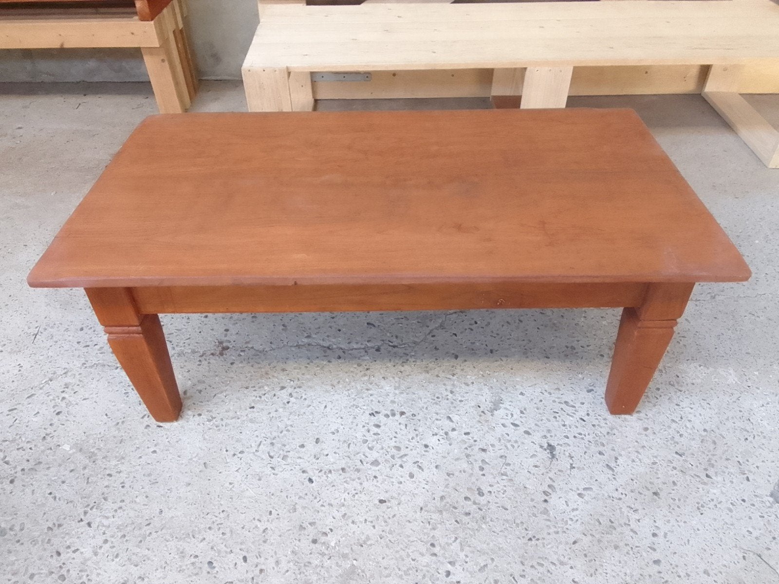 Robuuste landelijke houten salontafel in goede staat, Huis en Inrichting, Tafels | Salontafels, Ophalen, Zo goed als nieuw, Rechthoekig