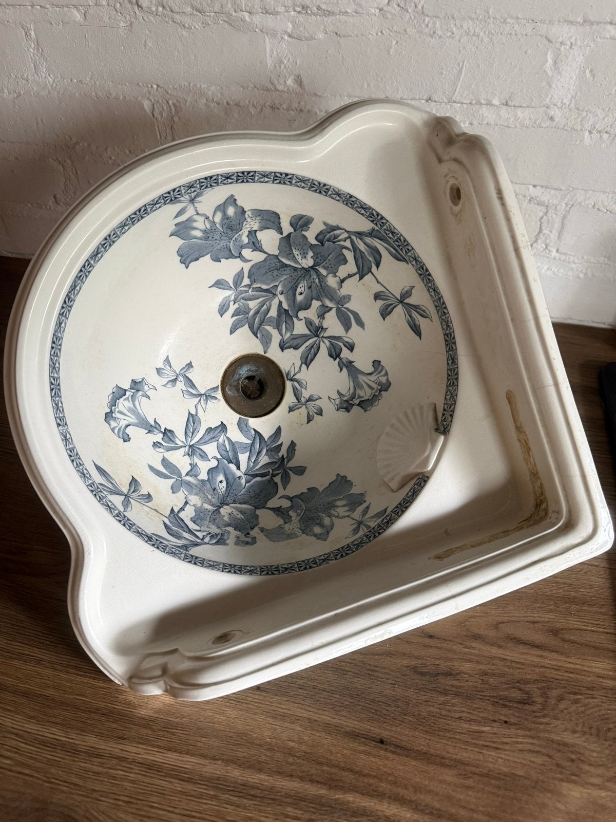 Antiek Hoekfonteintje met Blauwe Lelies - Zeepbakje Mist, Antiek en Kunst, Ophalen