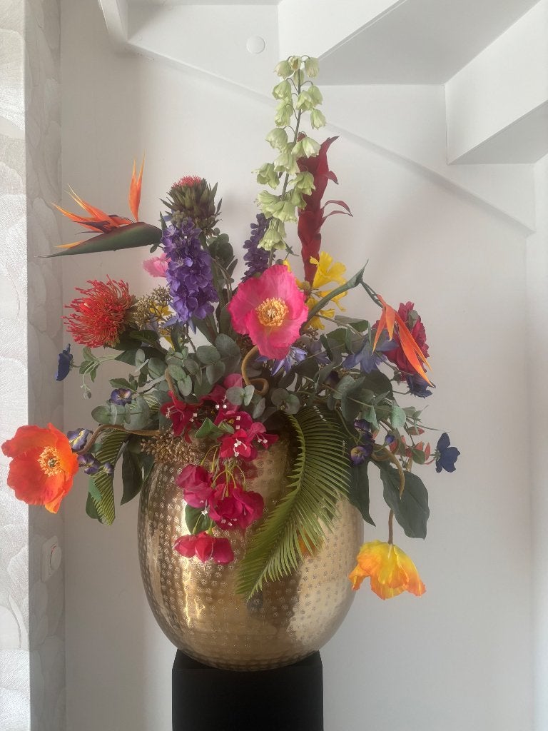 Zwarte pilaar met gouden bloempot en kleurrijkezijde bloemen, Huis en Inrichting, Woonaccessoires | Zuilen en Pilaren, Ophalen