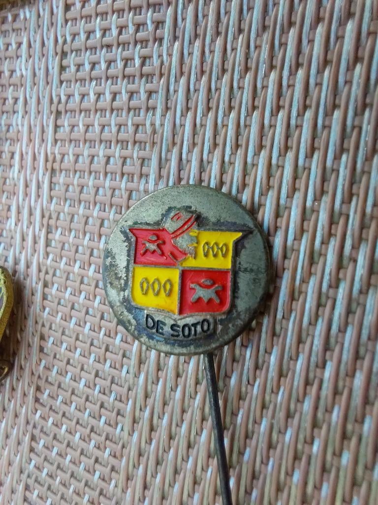 Speldje, jaren 50 Amerikaans Automerk DeSoro. 1928-1961, Verzamelen, Speldjes, Pins en Buttons, Ophalen of Verzenden, Gebruikt