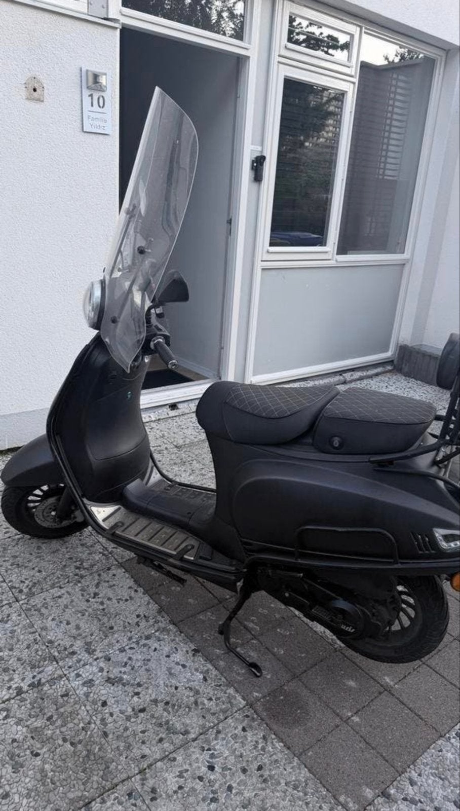 Lausoris Matzwarte scooter met windscherm en rugleuning, Fietsen en Brommers, Zo goed als nieuw, Benzine, Ophalen, Overige merken