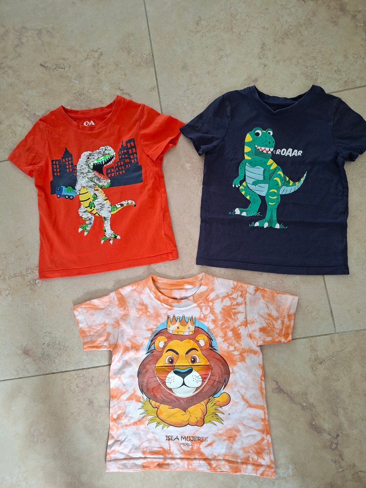 Jongensshirts 110 Dino/ leeuw 3 voor €9.00, C&A, Ophalen of Verzenden, Zo goed als nieuw, Shirt of Longsleeve