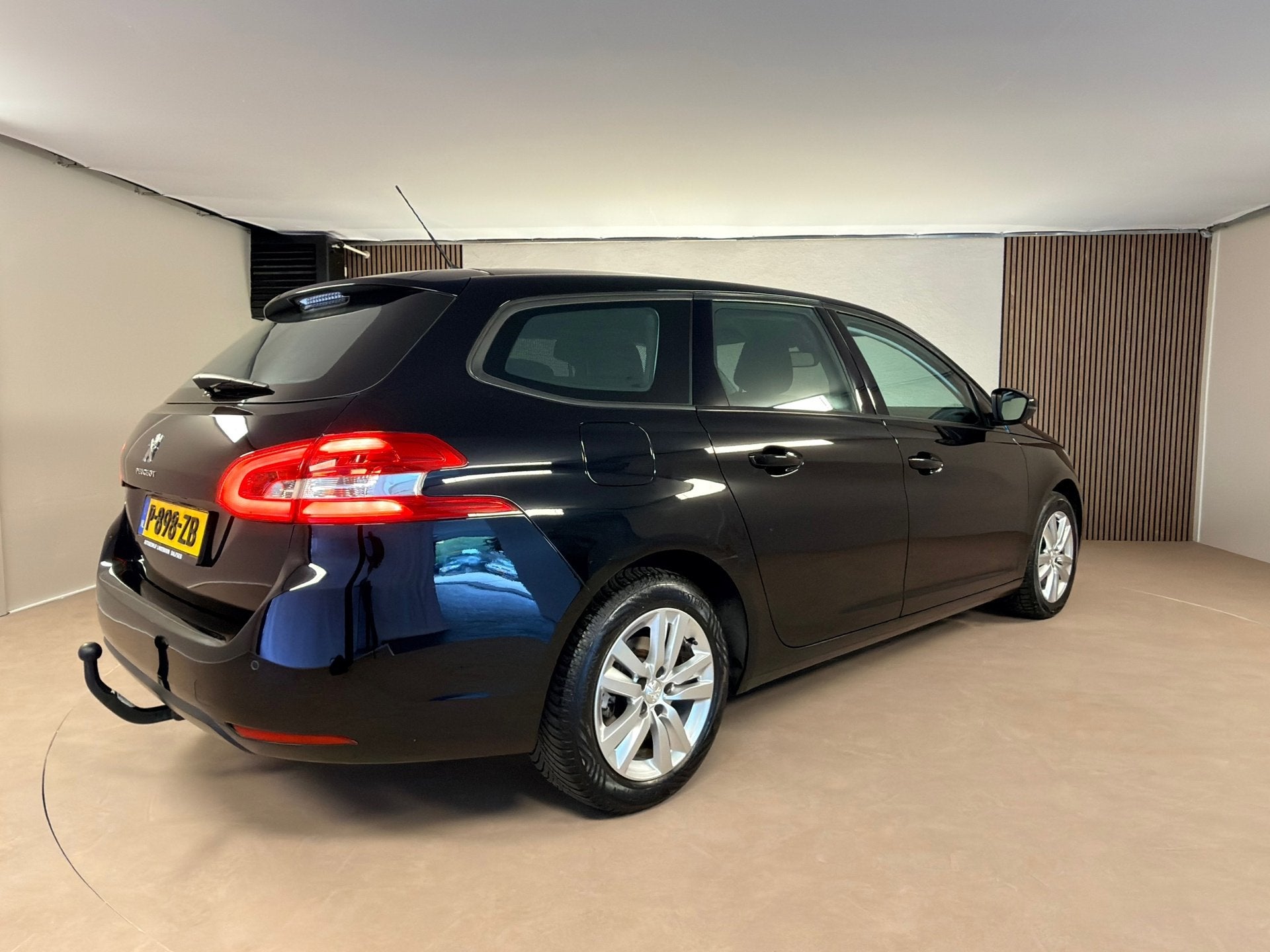 Peugeot 308 SW 1.2 PureTech Active Trekhaak, All Season band, Voorwielaandrijving, Stof, Gebruikt, 1199 cc