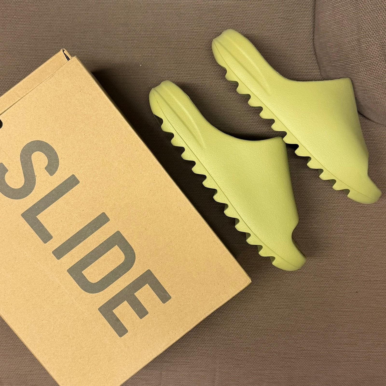 EU 43 - Adidas Yeezy Slide ‘Resin’, Slippers, Overige kleuren, Verzenden, Nieuw