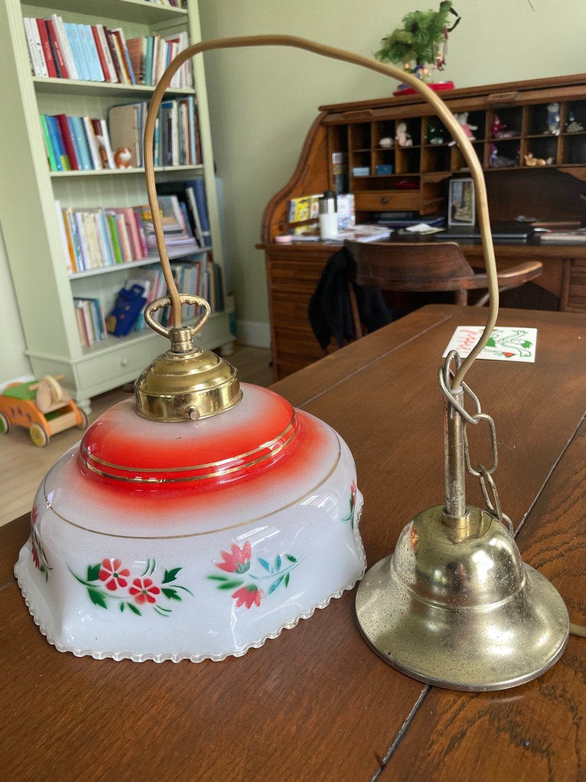 Vintage hanglamp met bloemmotief en rood accent, Antiek en Kunst, Ophalen of Verzenden
