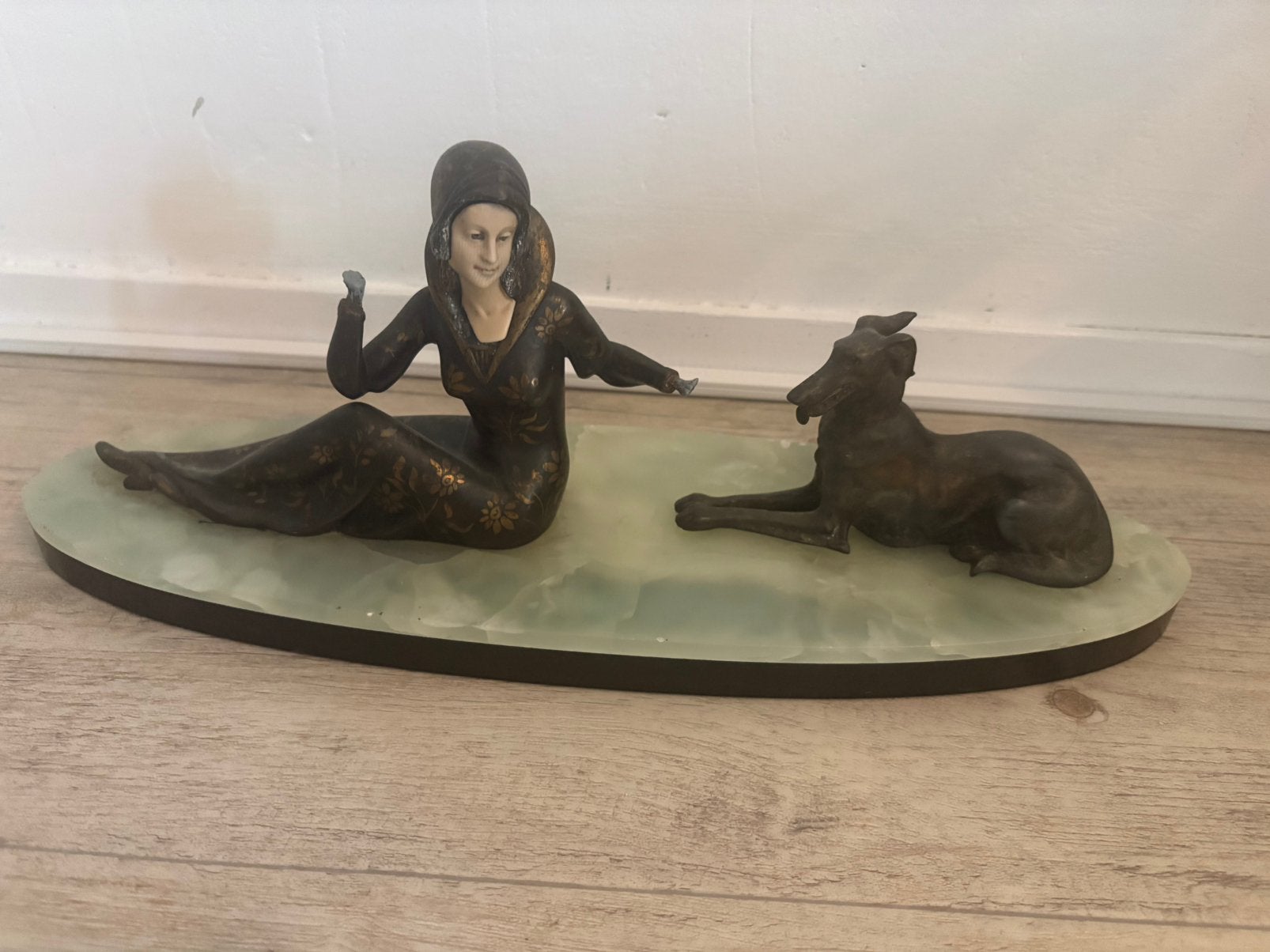 Art deco beeld vrouw met hond, Ophalen