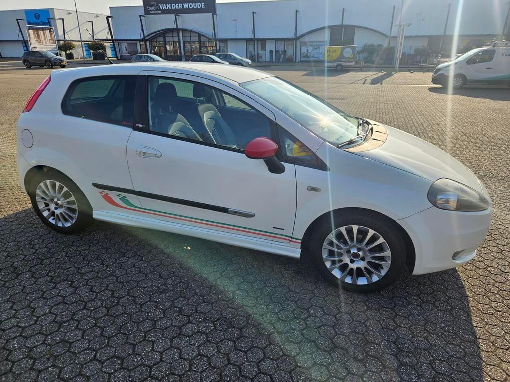 Fiat Punto 1.4 16V 3DR 2009 Wit 95 PK nieuwe apk, Auto's, Voorwielaandrijving, Stof, 40 €/maand, Zwart
