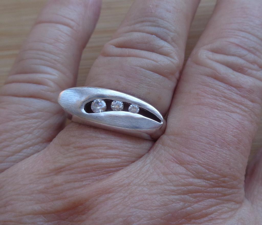zilveren design ring met drie heldere steentjes [722], Sieraden, Tassen en Uiterlijk, Ringen, Zo goed als nieuw, Dame, 18 tot 19