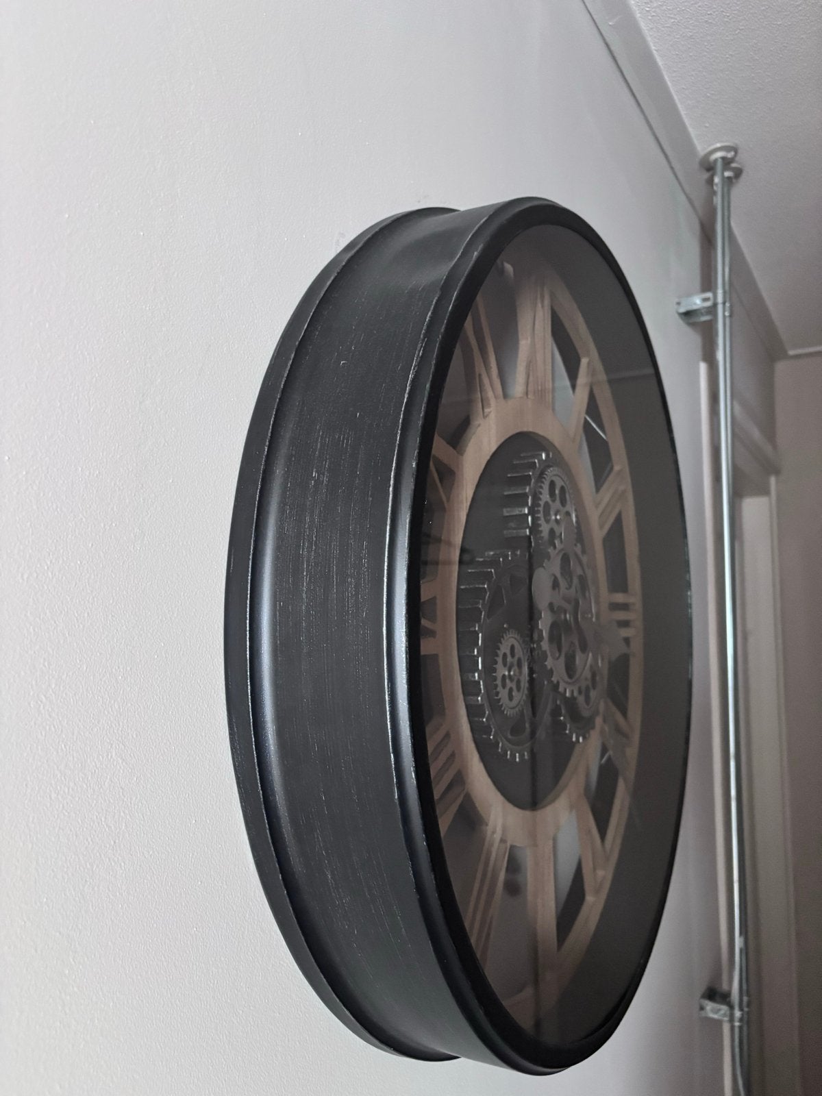 Wandklok met draaiende tandwielen - Industrieel design, Huis en Inrichting, Woonaccessoires | Klokken, Ophalen, Zichtbaar uurwerk