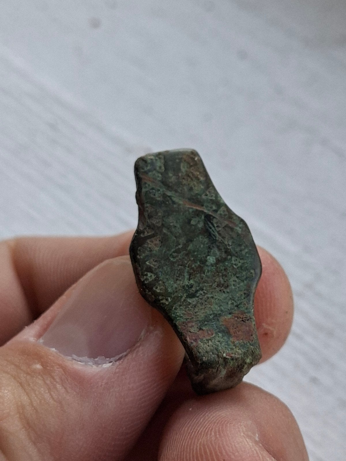 bodemvondst riemhanger bewerkt riemgeleider. romeins, Ophalen of Verzenden, Fossiel
