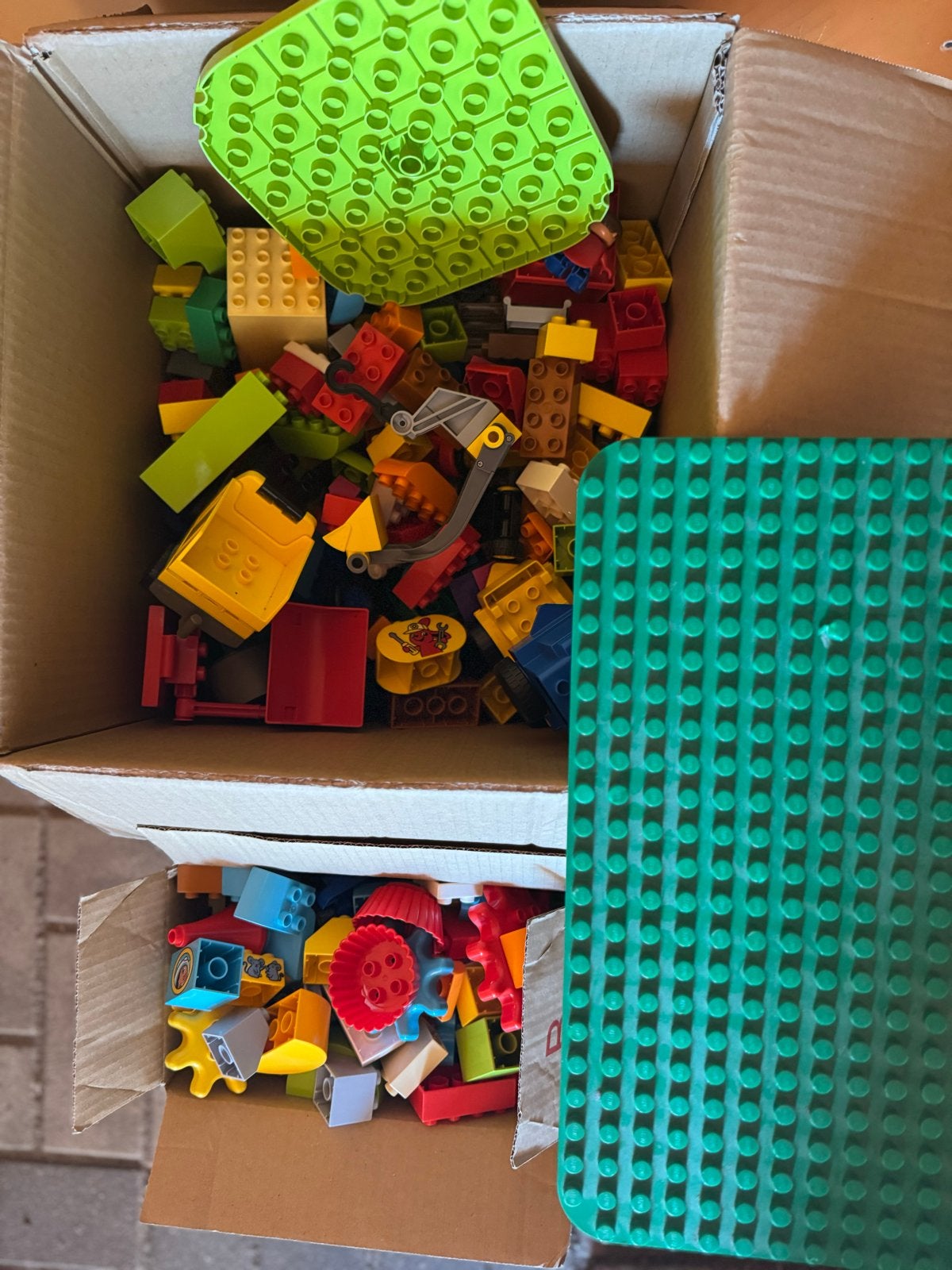 Grote doos met diverse lego duplo autos en grondplaten, Ophalen of Verzenden, Gebruikt
