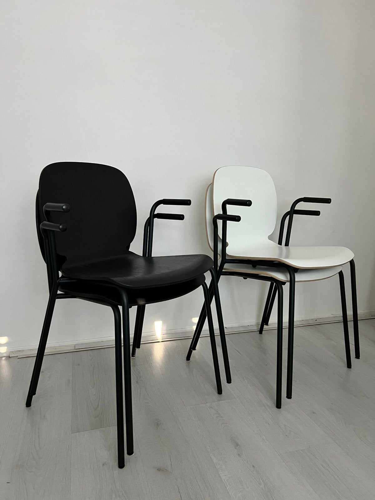 Set van 4 Ikea Dietmar eetkamerstoelen – 2x wit & 2x zwart, Ophalen, Overige materialen, Zwart, Zo goed als nieuw