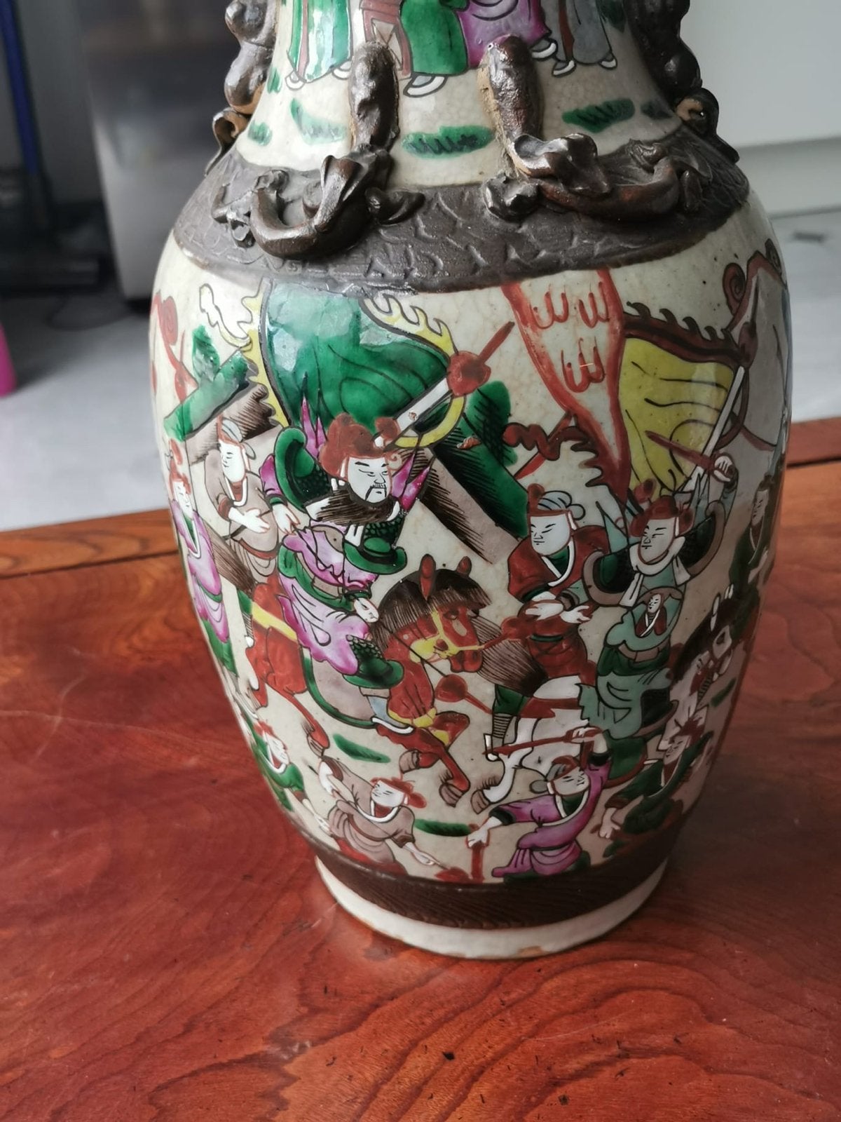Antieke Chinese vaas met gedetailleerde oorlogsscène, Antiek en Kunst, Antiek | Vazen, Ophalen of Verzenden