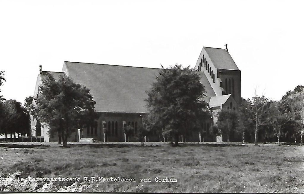 Brielle- -Bedevaartskerk H.H.Martelaren van Gorkum., Verzamelen, Ansichtkaarten | Nederland, Verzenden, 1960 tot 1980, Ongelopen