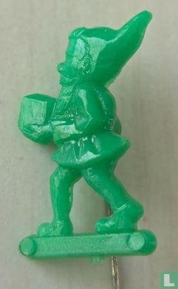 Speldje - Dwerg met steen [groen] 1955 - Duitsland, Ophalen of Verzenden, Zo goed als nieuw, Figuurtje, Speldje of Pin