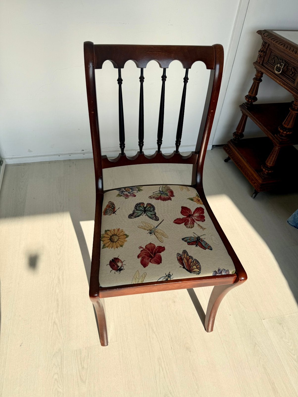 Vintage houten stoel met bloemen en vlinder stoffering, Ophalen
