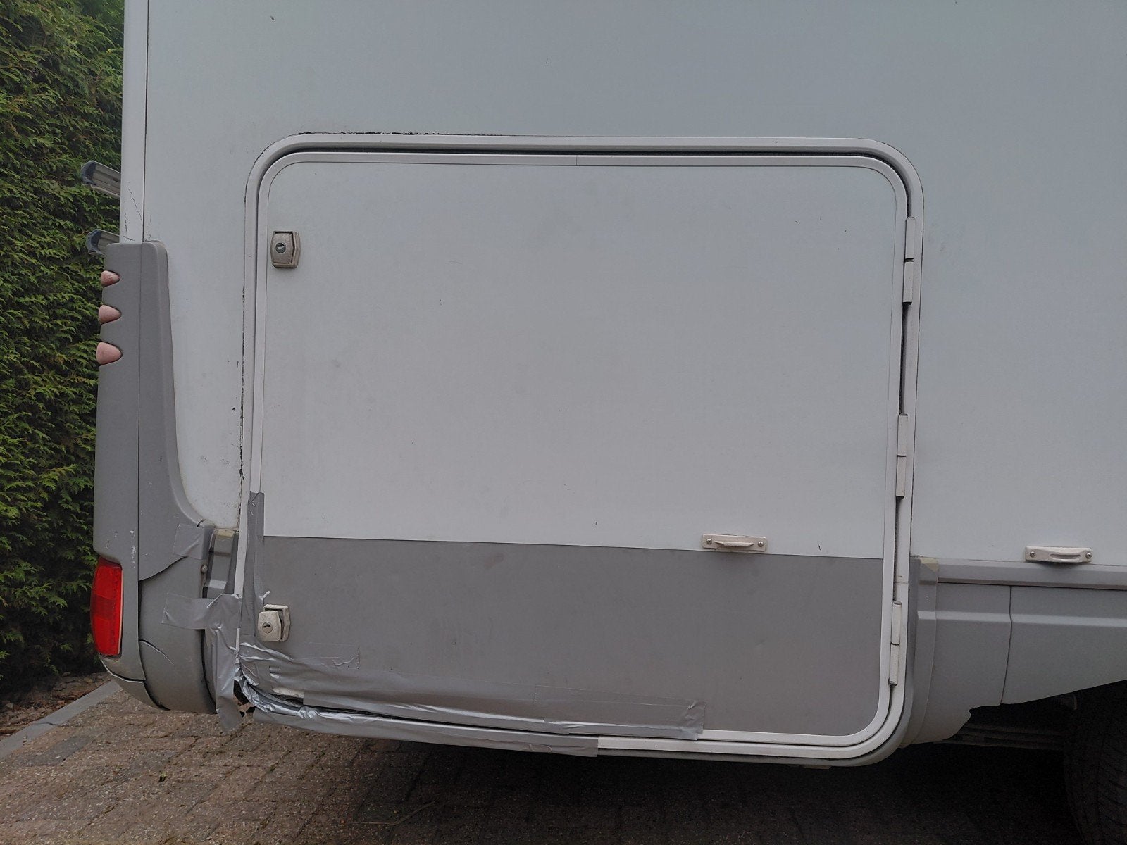 Gezocht service luik. Garage luik, Ophalen