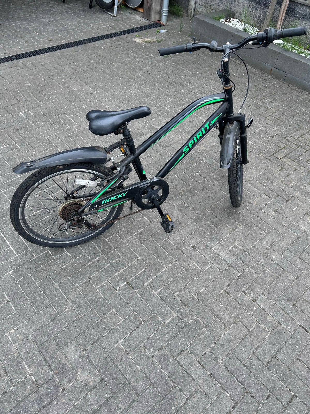 Kinderfiets Spirit Rocky - Zwart/Groen, Ophalen, Gebruikt, Velgrem, 16 tot 20 inch